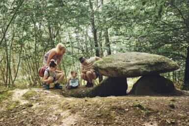 Famille admirant le dolmen du Roh Du à La Chapelle-Neuve dans le Morbihan